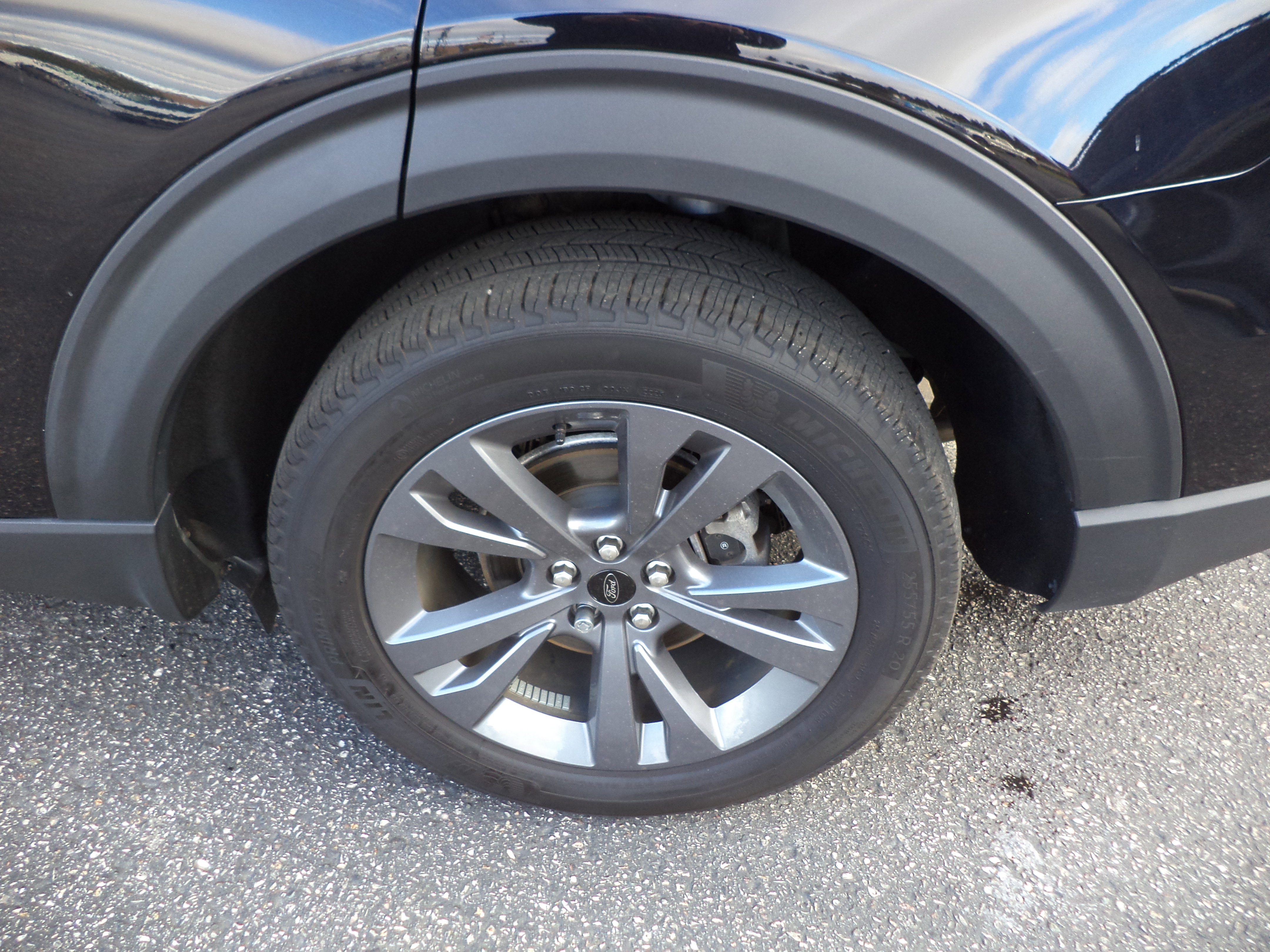 Used 2023 Ford Explorer XLT w/ Equipment Group 202A image 4