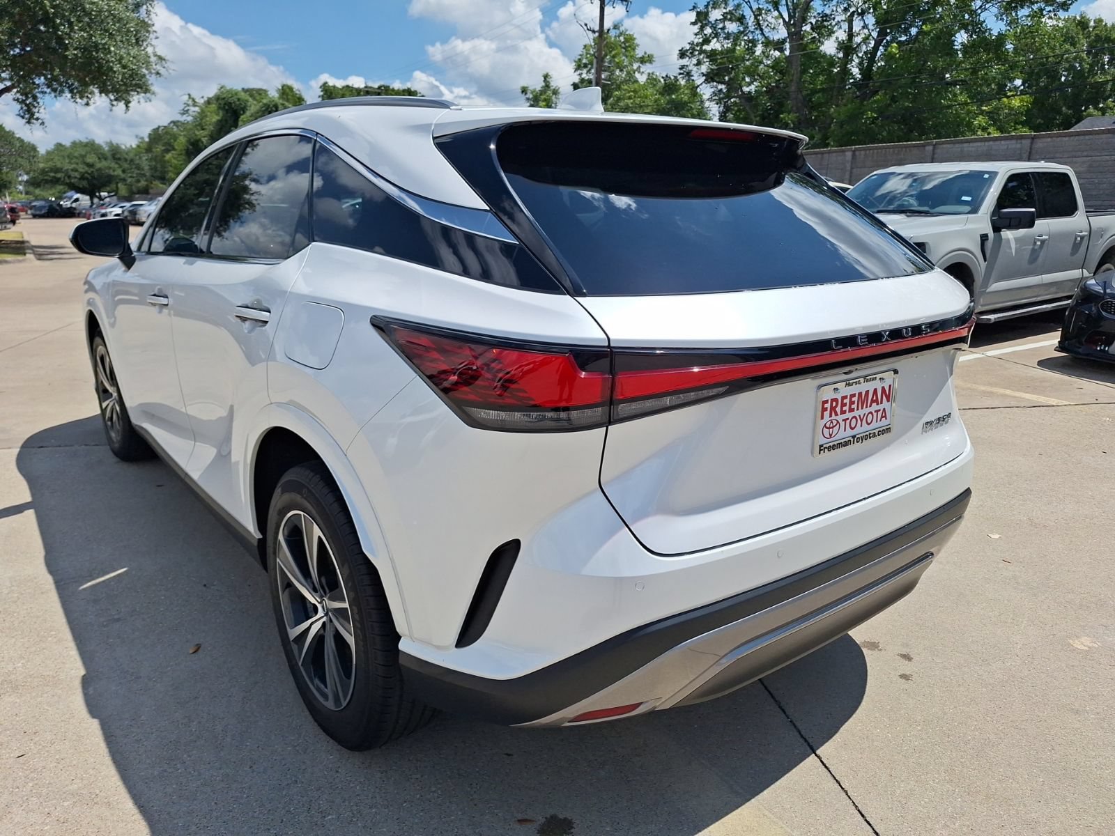 Used 2025 Lexus RX 350 Premium w/ Convenience Package FWD image 4