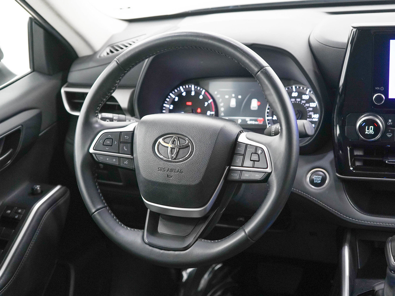Used 2024 Toyota Highlander LE FWD image 14