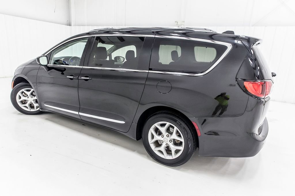 Used 2019 Chrysler Pacifica Touring-L Plus image 4