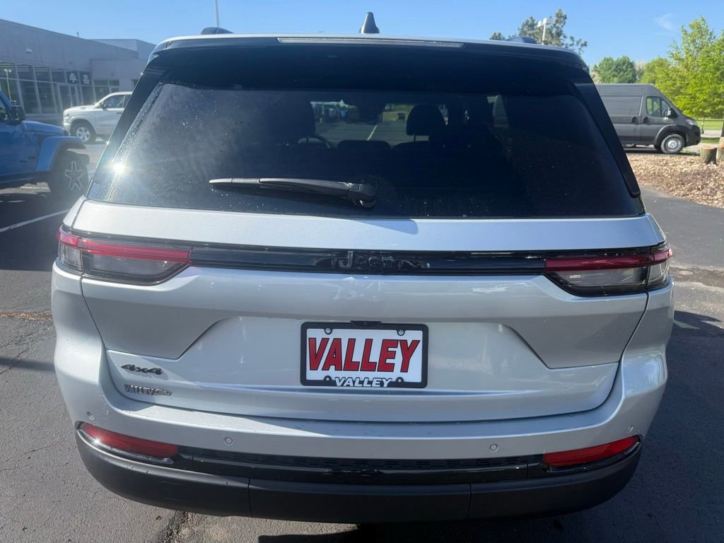 Used 2024 Jeep Grand Cherokee Altitude AWD/4WD image 4