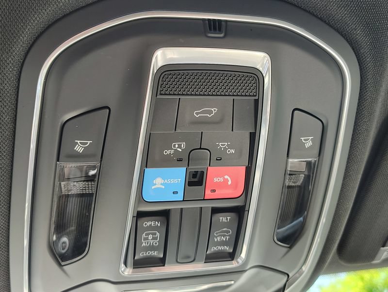 Used 2025 Jeep Grand Cherokee Altitude AWD/4WD image 36