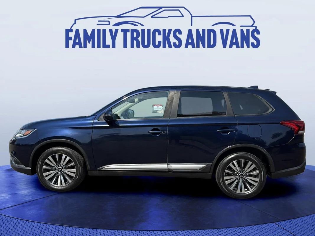 Used 2020 Mitsubishi Outlander SE image 2