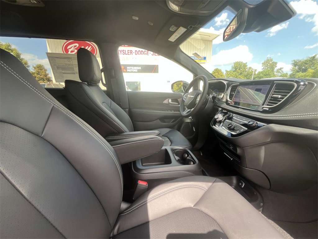 New 2026 Chrysler Pacifica Select image 13