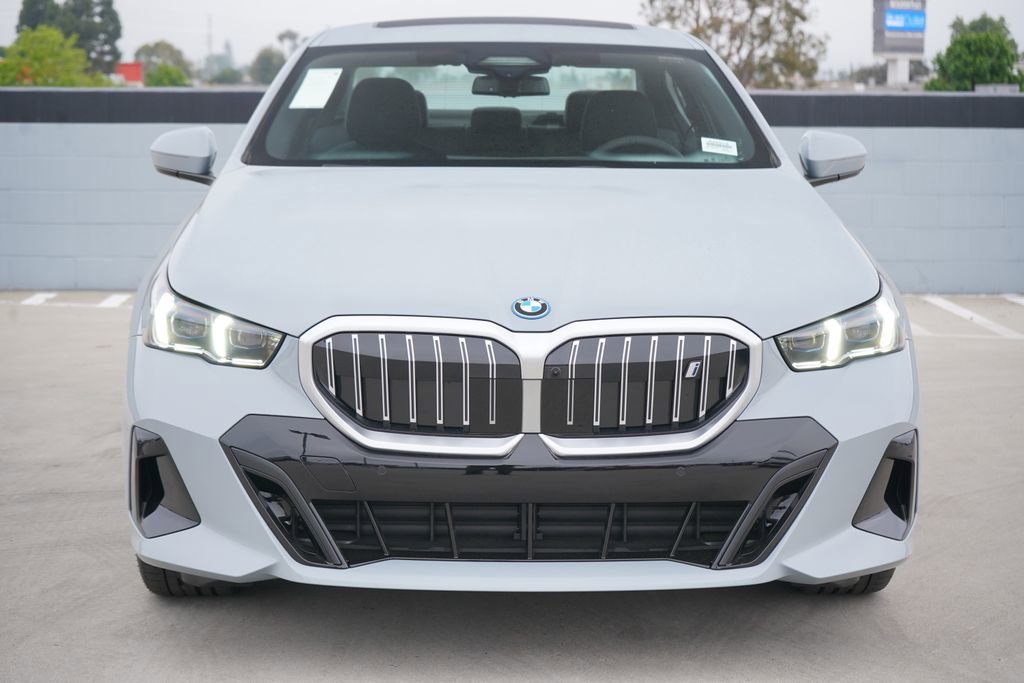 New 2026 BMW i5 eDrive40 w/ M Sport Package RWD image 2