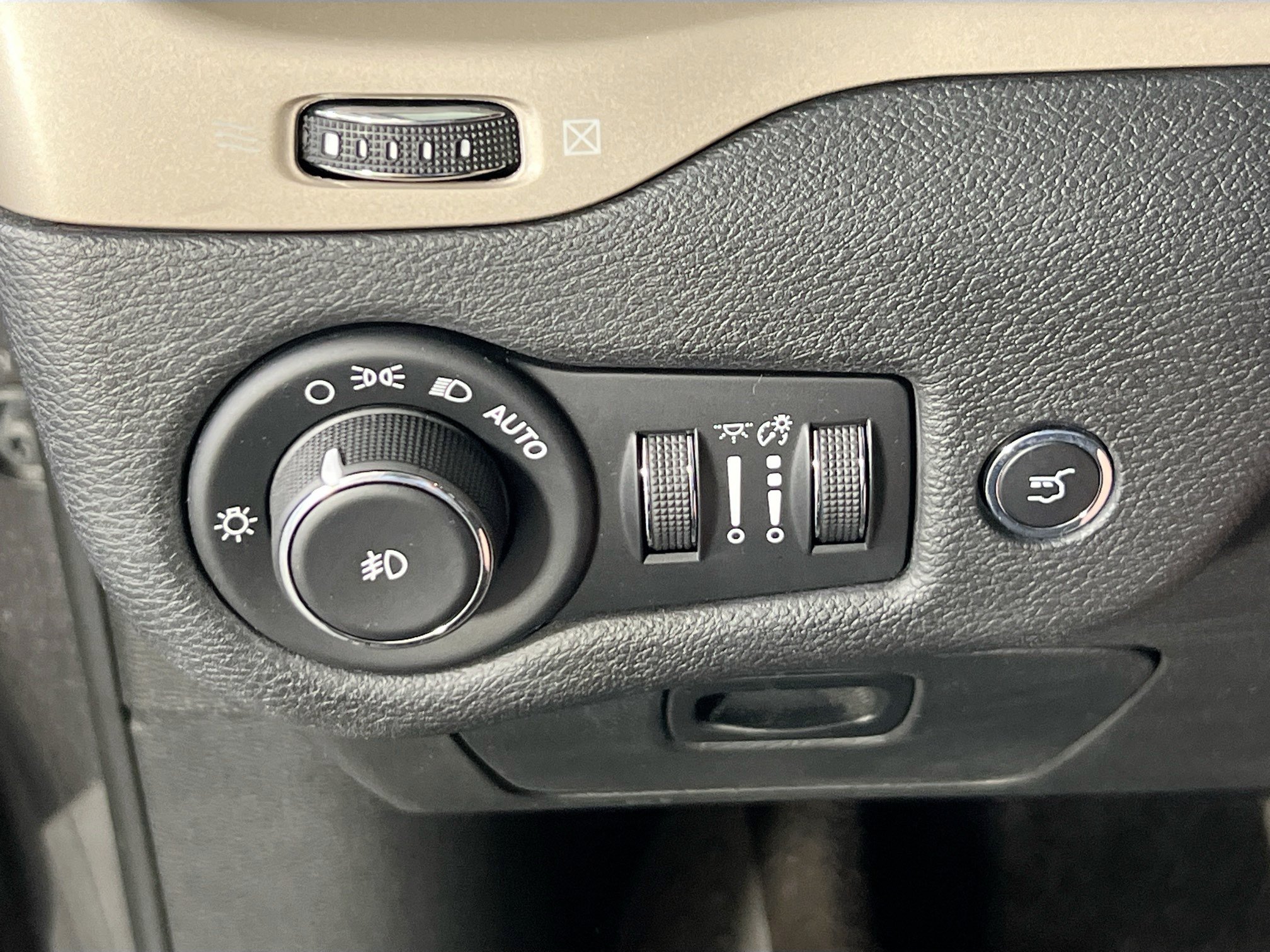 Used 2017 Jeep Cherokee Limited w/ Luxury Group AWD/4WD image 10