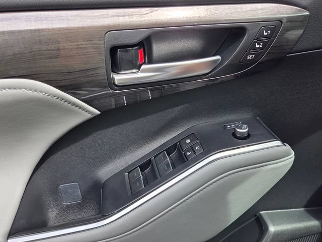 Used 2023 Toyota Highlander Platinum FWD image 30