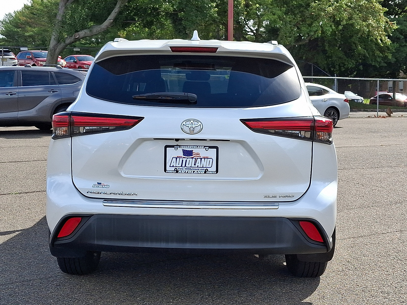 Used 2022 Toyota Highlander XLE AWD/4WD image 6