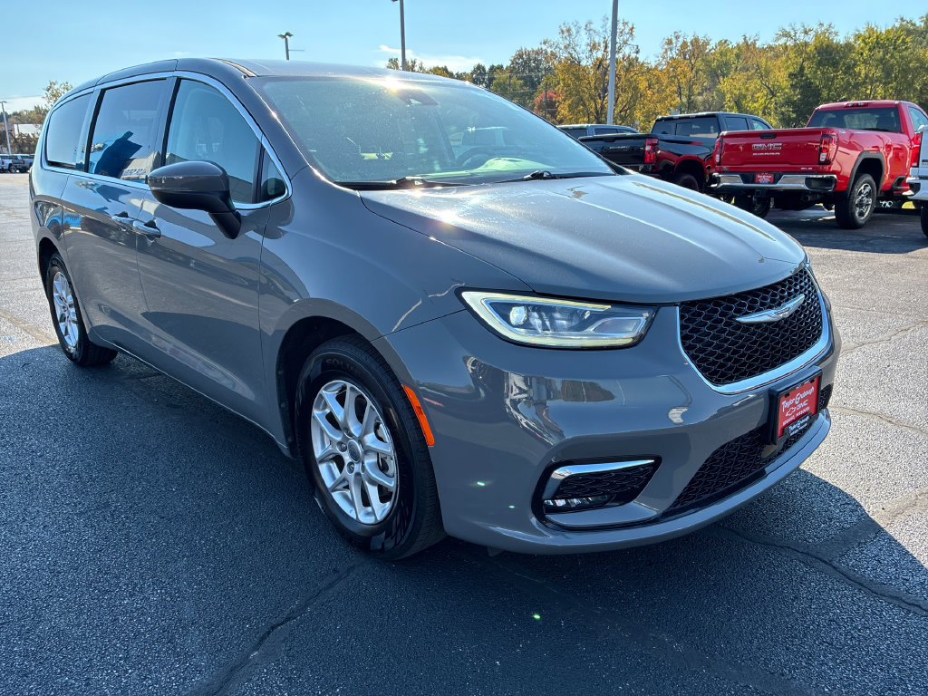 Used 2023 Chrysler Pacifica Touring-L FWD image 2