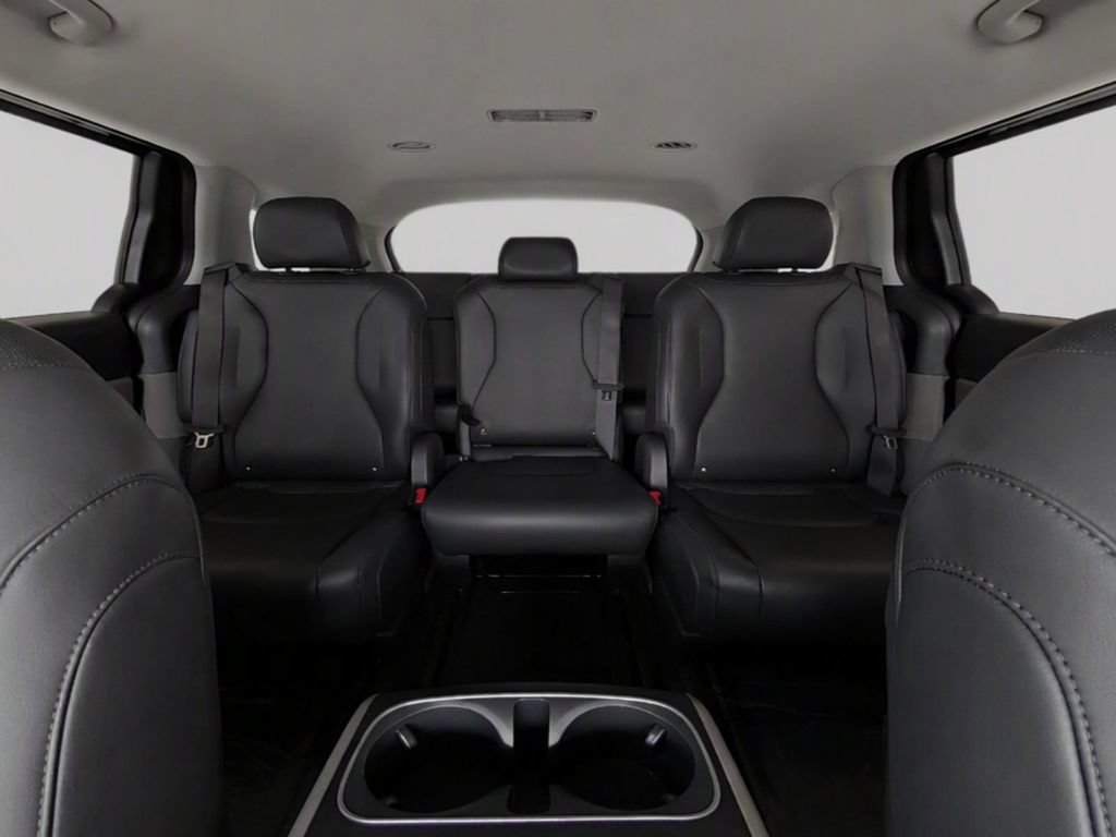 Certified 2025 Kia Carnival FWD image 34