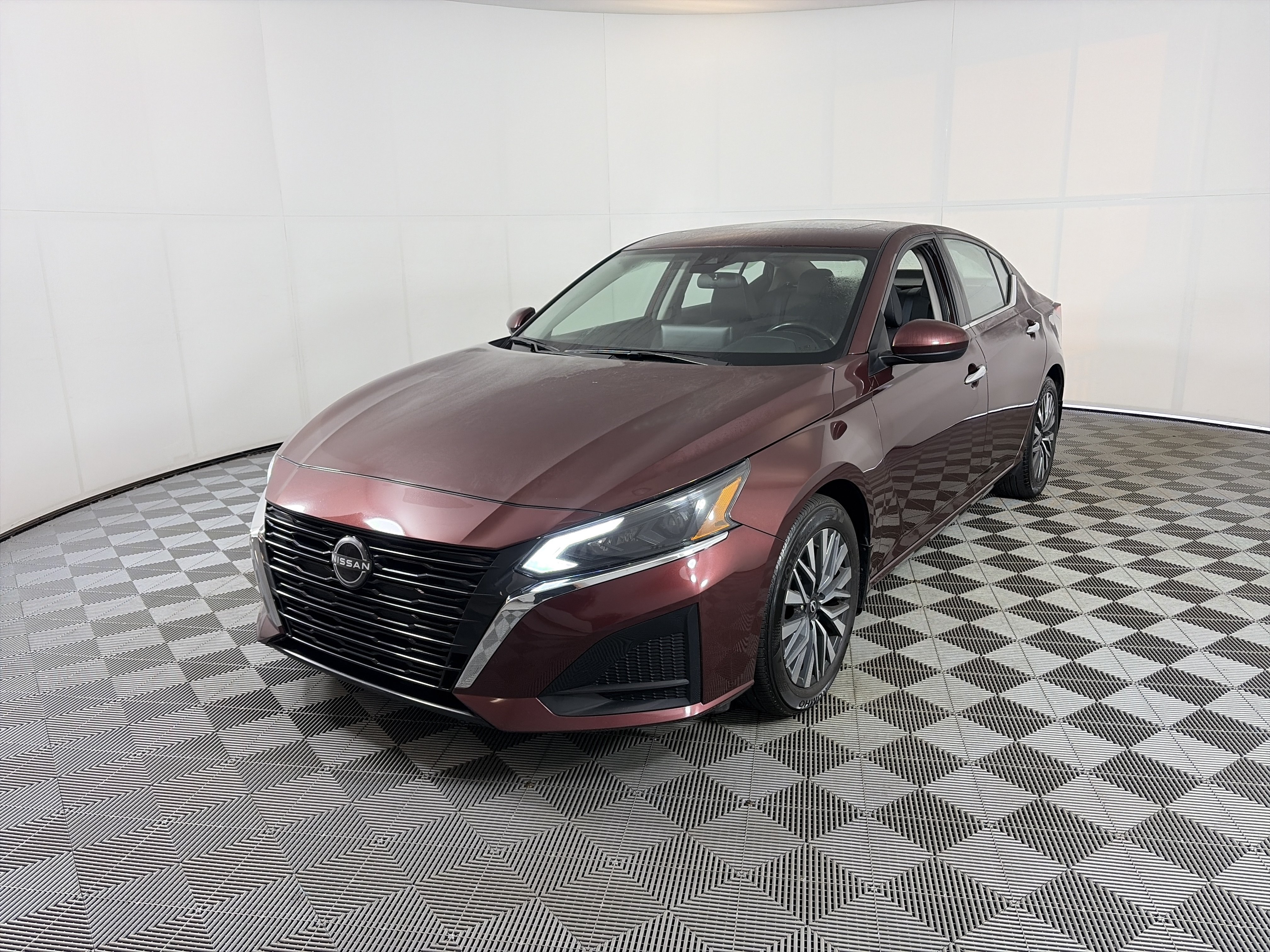 Used 2024 Nissan Altima 2.5 SV w/ SV Premium Package FWD image 2