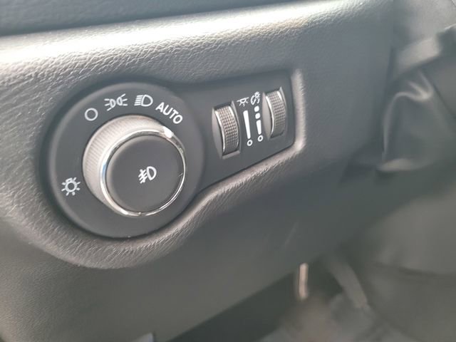 Used 2024 Chrysler Pacifica Touring image 19