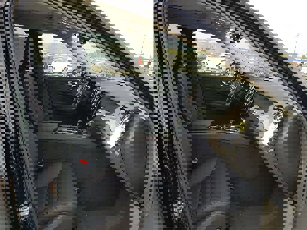 Used 2025 Volvo XC60 T8 Plus w/ Protection Package Premier image 19