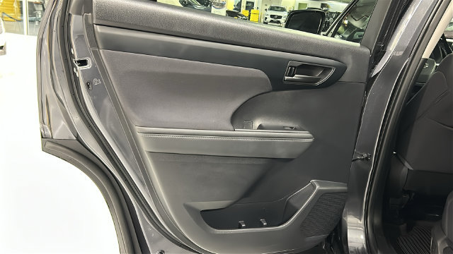Used 2020 Toyota Highlander LE AWD/4WD image 20