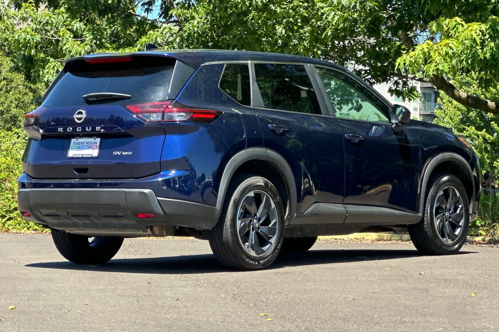 Used 2024 Nissan Rogue SV AWD/4WD image 2