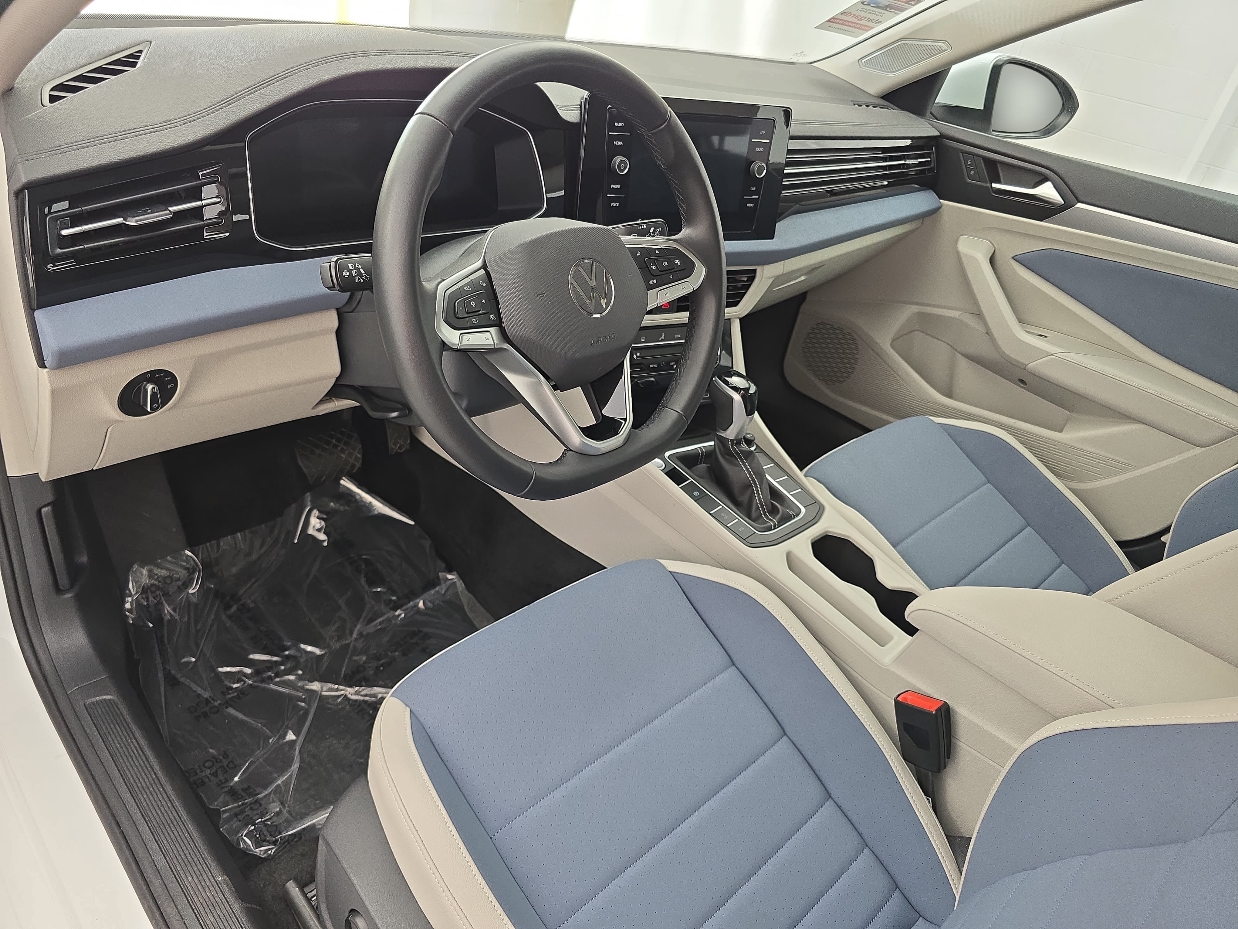 Certified 2025 Volkswagen Jetta SE w/ Sunroof Package FWD image 15