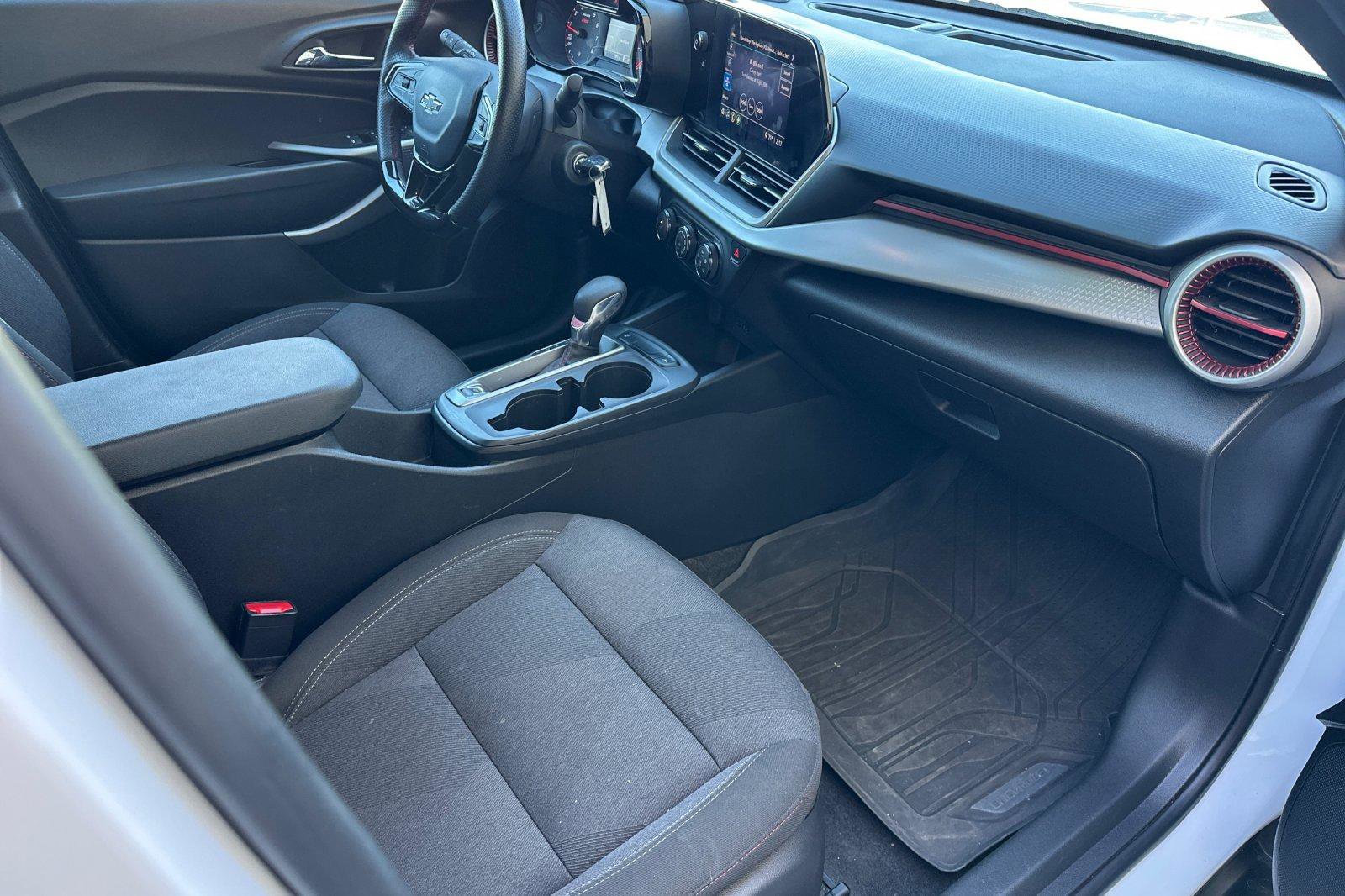 Used 2024 Chevrolet Trax RS w/ Sunroof Package image 19