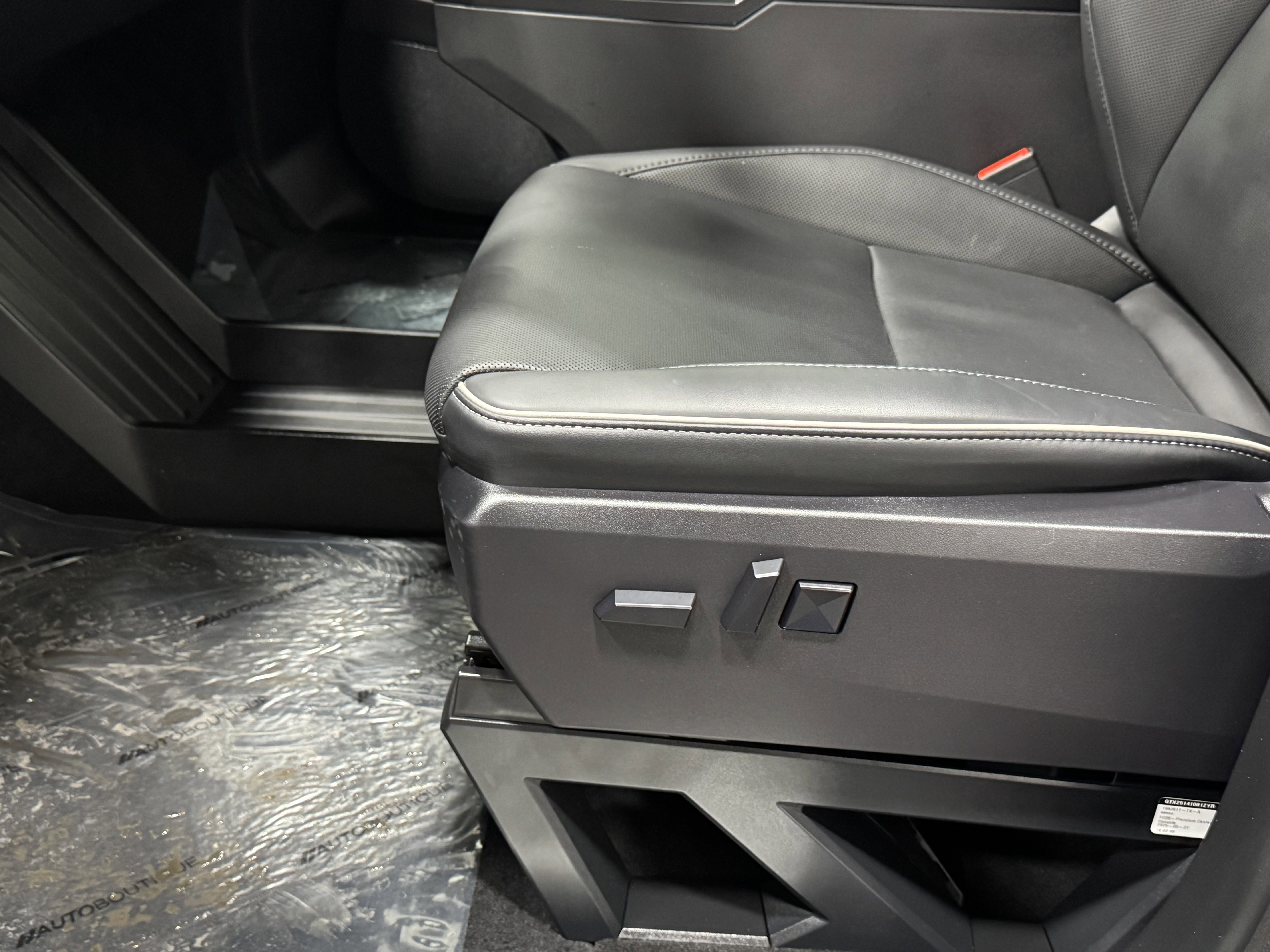 Used 2025 Tesla Cybertruck AWD Crew Cab image 34