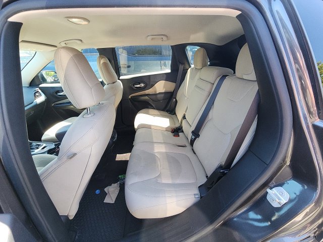 Used 2016 Jeep Cherokee Latitude w/ Cold Weather Group AWD/4WD image 15