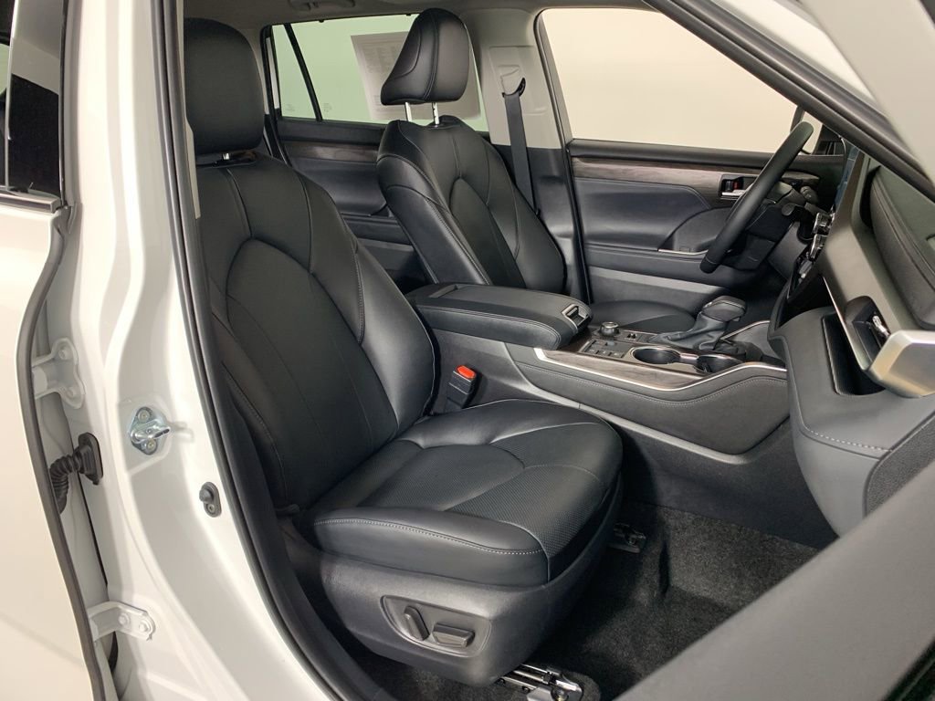 Used 2026 Toyota Highlander Limited image 42