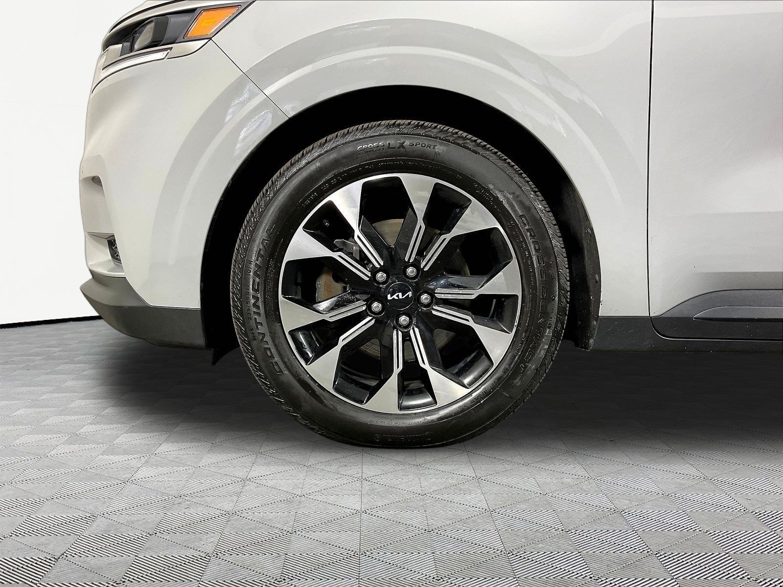 Used 2023 Kia Carnival EX FWD image 34
