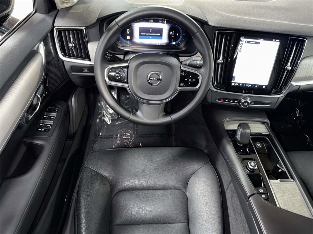 Used 2023 Volvo S90 B6 Plus image 4