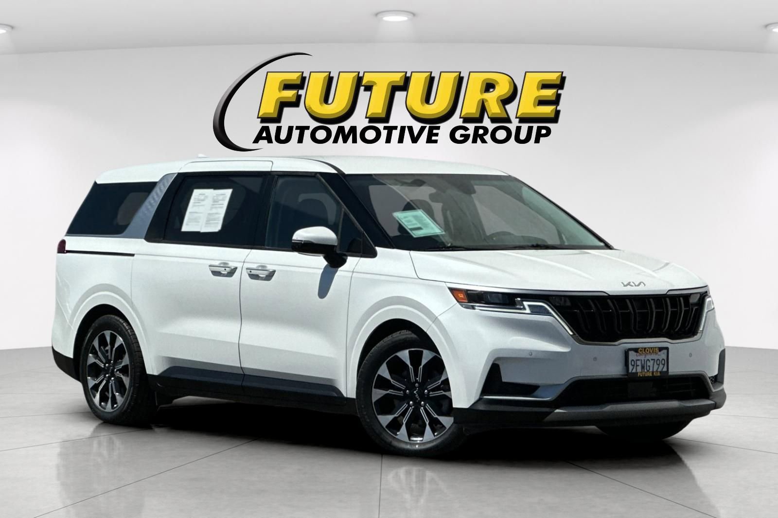 Used 2023 Kia Carnival EX image 2