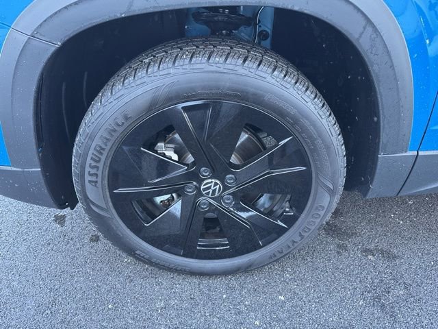 Certified 2025 Volkswagen Taos SE image 29