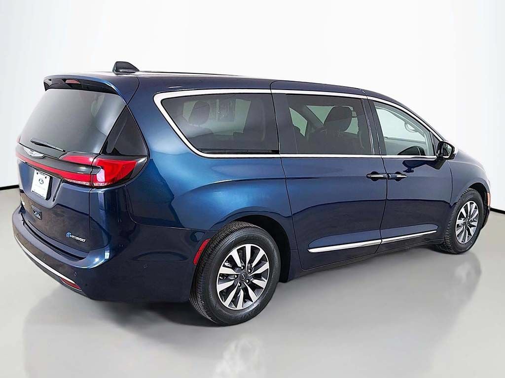Used 2023 Chrysler Pacifica Limited w/ Uconnect Theater Family Group FWD image 16