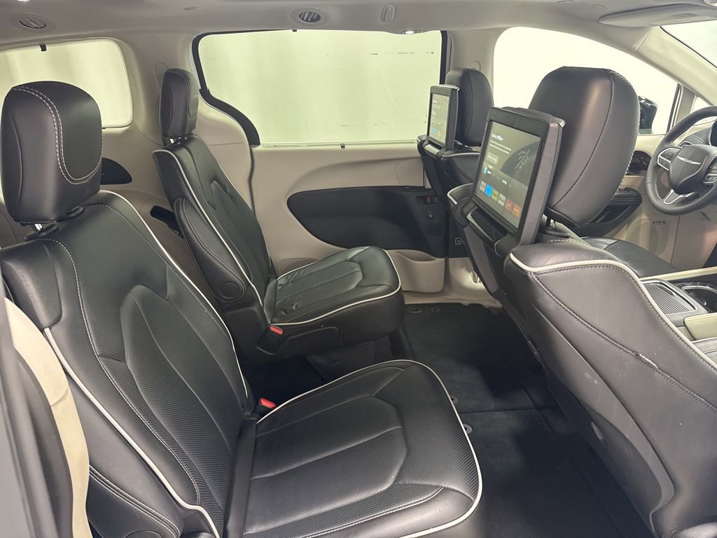 Used 2024 Chrysler Pacifica Limited w/ Uconnect Theater Family Group image 21