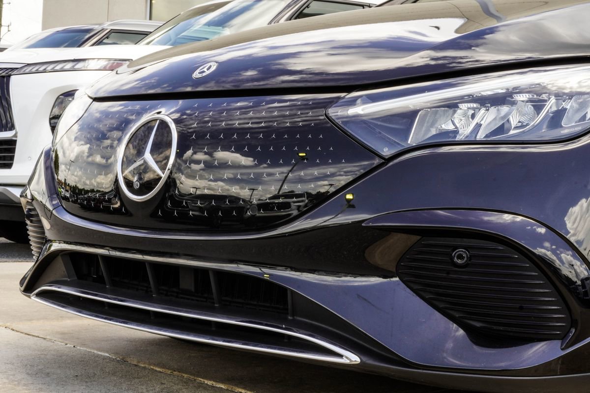 Used 2023 Mercedes-Benz EQE 500 4MATIC Sedan image 2
