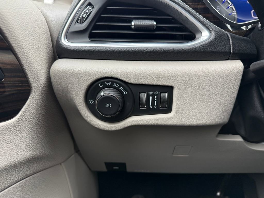 Used 2024 Chrysler Pacifica Limited image 18