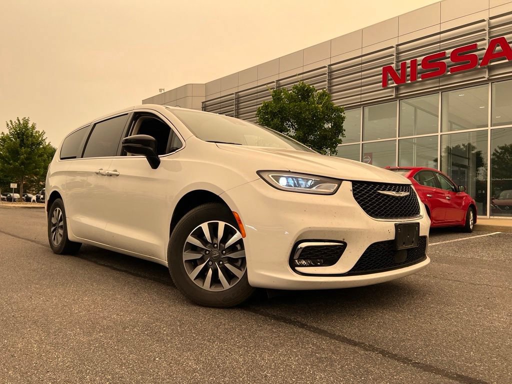 Used 2024 Chrysler Pacifica Limited FWD image 3