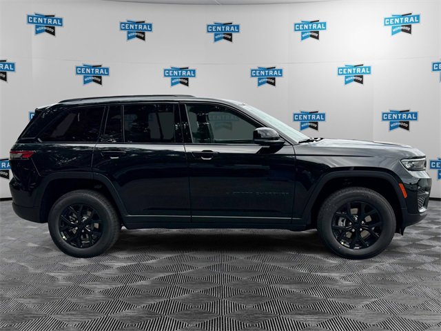 New 2025 Jeep Grand Cherokee Laredo image 6