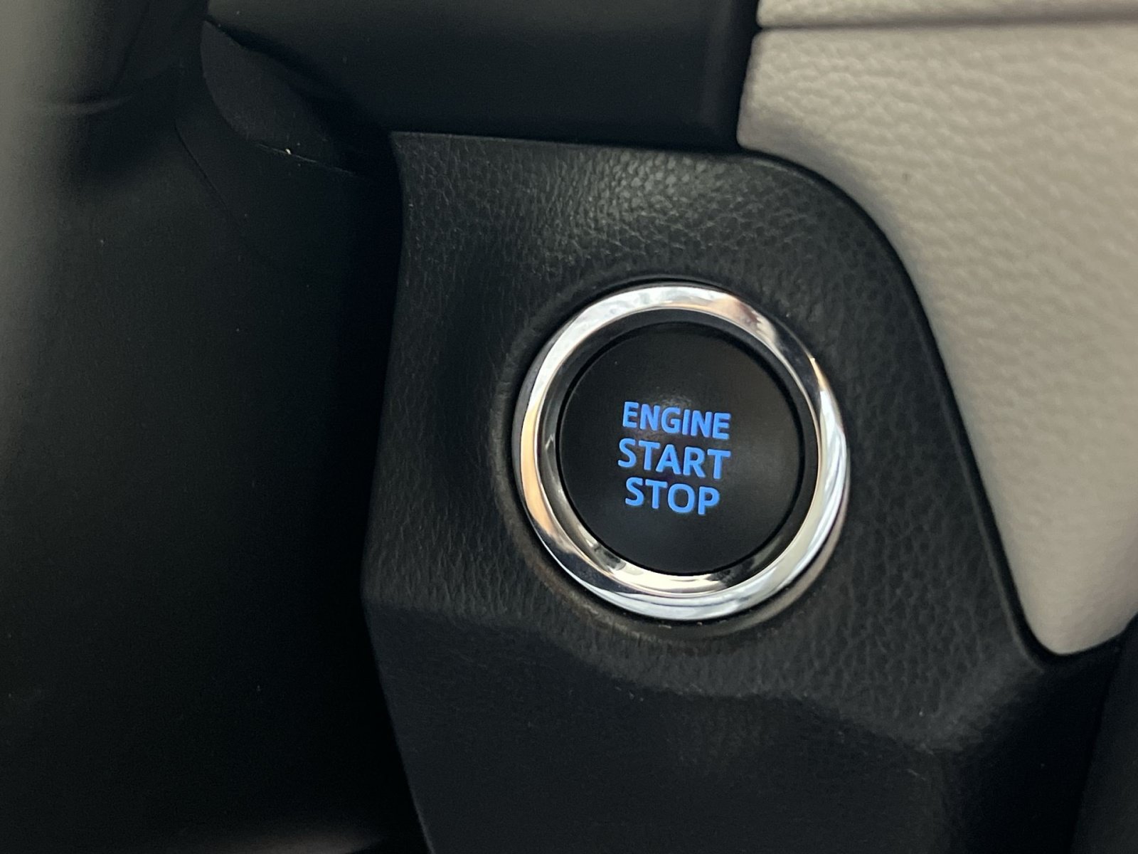 Used 2020 Toyota RAV4 Limited AWD/4WD image 35