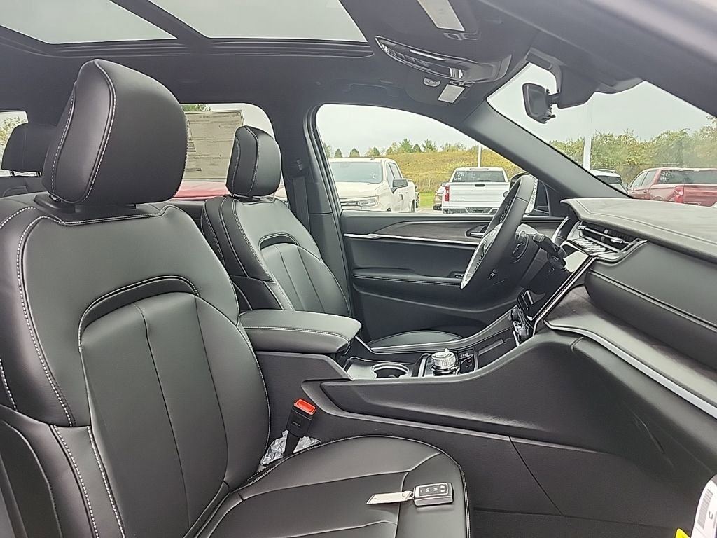 New 2025 Jeep Grand Cherokee L Limited w/ Black Appearance Package image 11