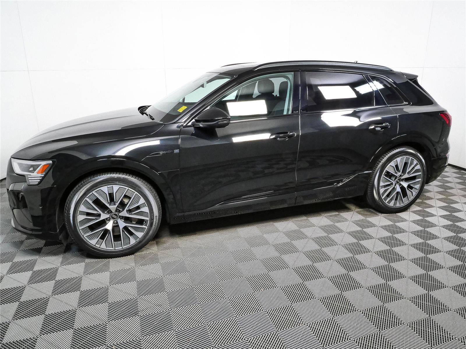 Used 2024 Audi Q8 e-tron Prestige w/ Prestige Package AWD/4WD image 32