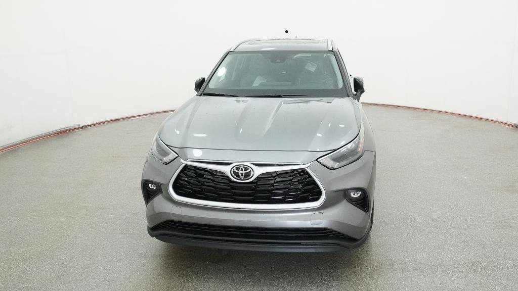 New 2025 Toyota Highlander XLE image 2