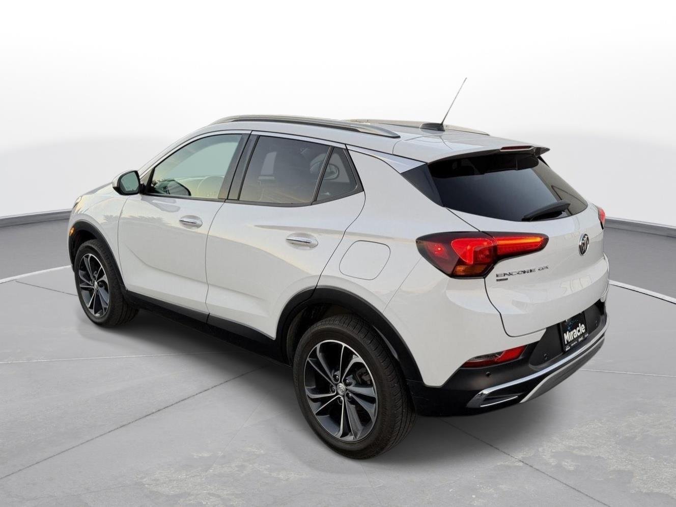 Used 2021 Buick Encore GX Essence w/ Advanced Technology Package AWD/4WD image 2