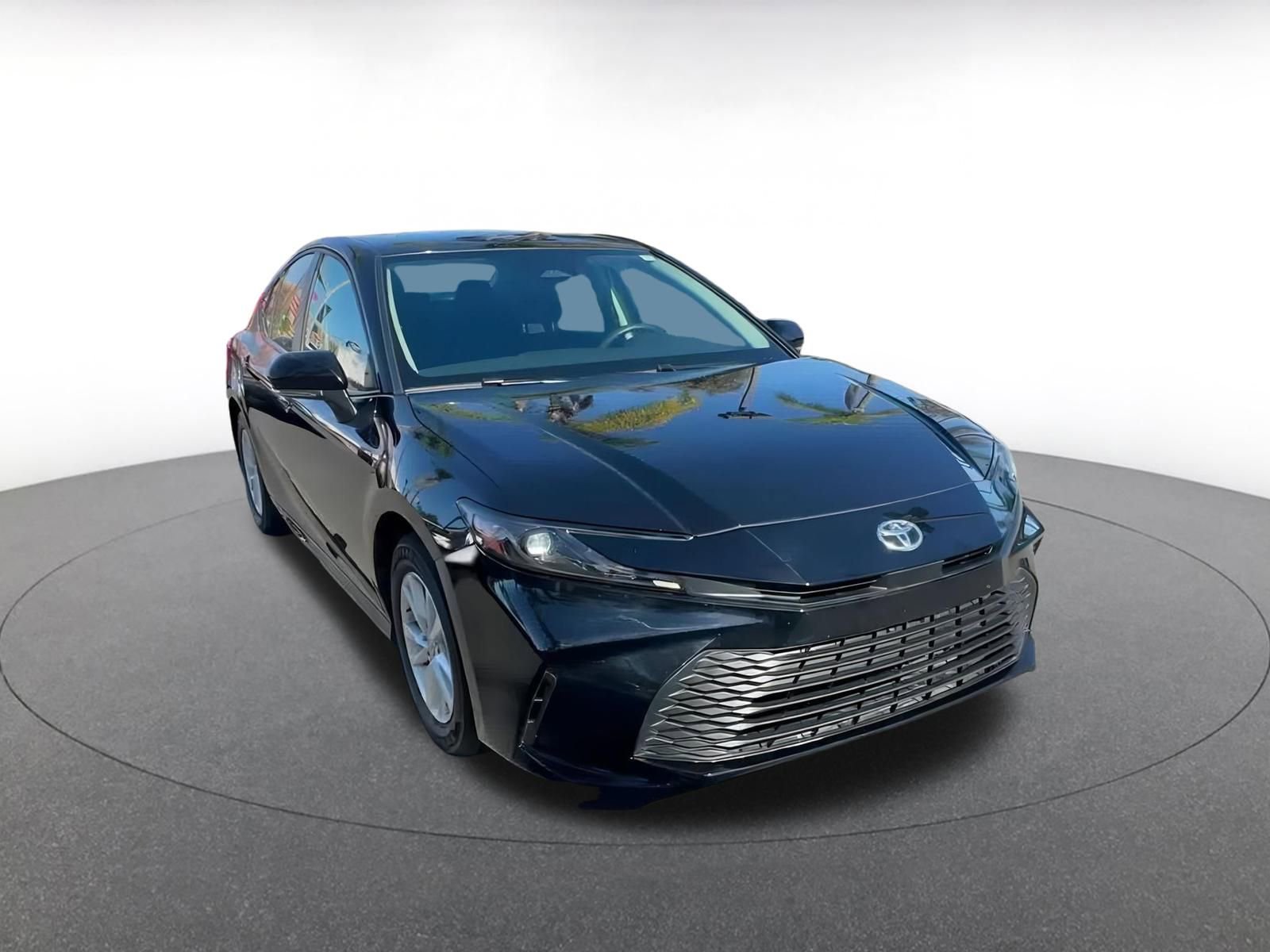 Used 2025 Toyota Camry LE image 3