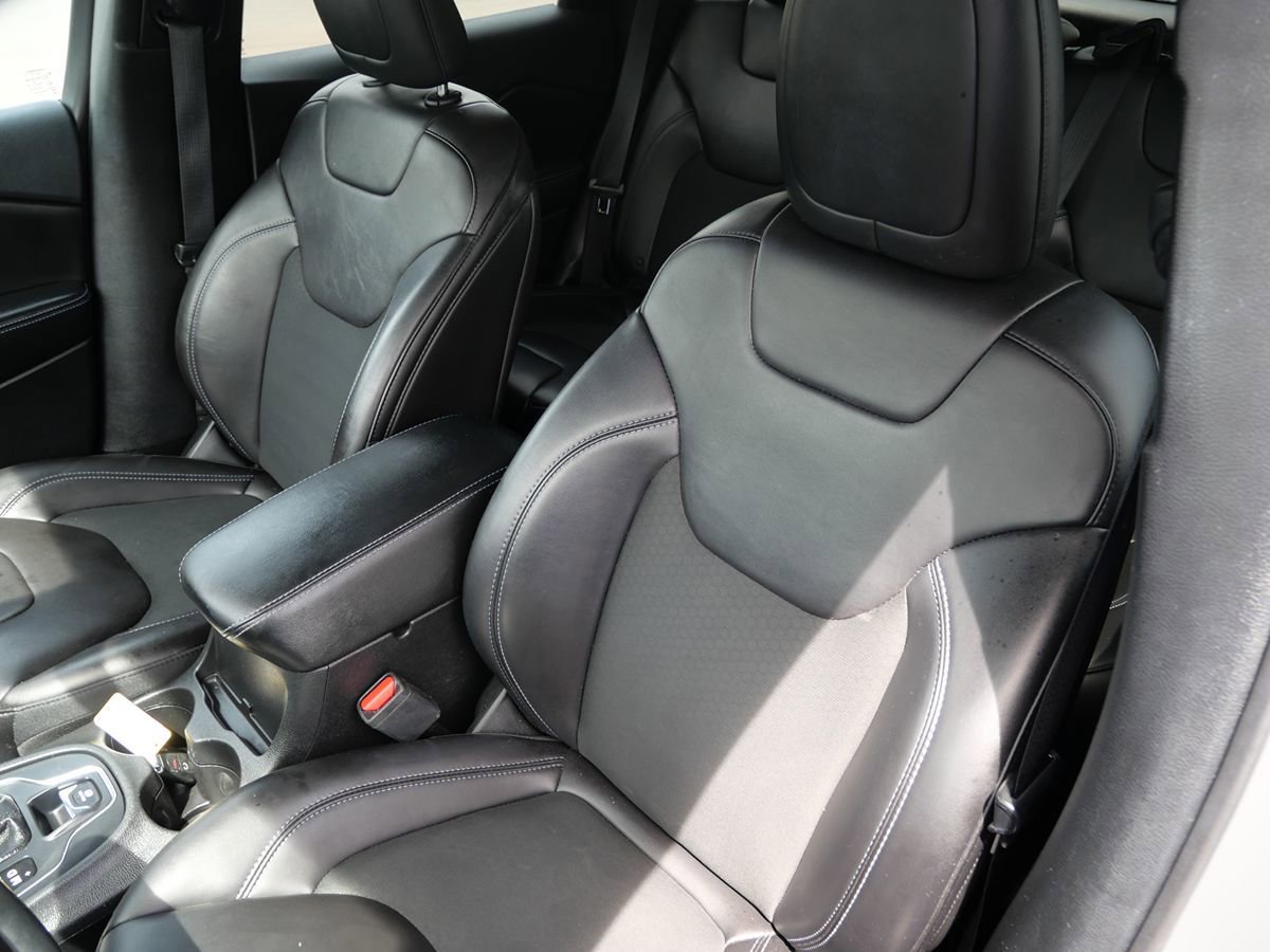 Used 2019 Jeep Cherokee Latitude Plus w/ Cold Weather Group AWD/4WD image 11