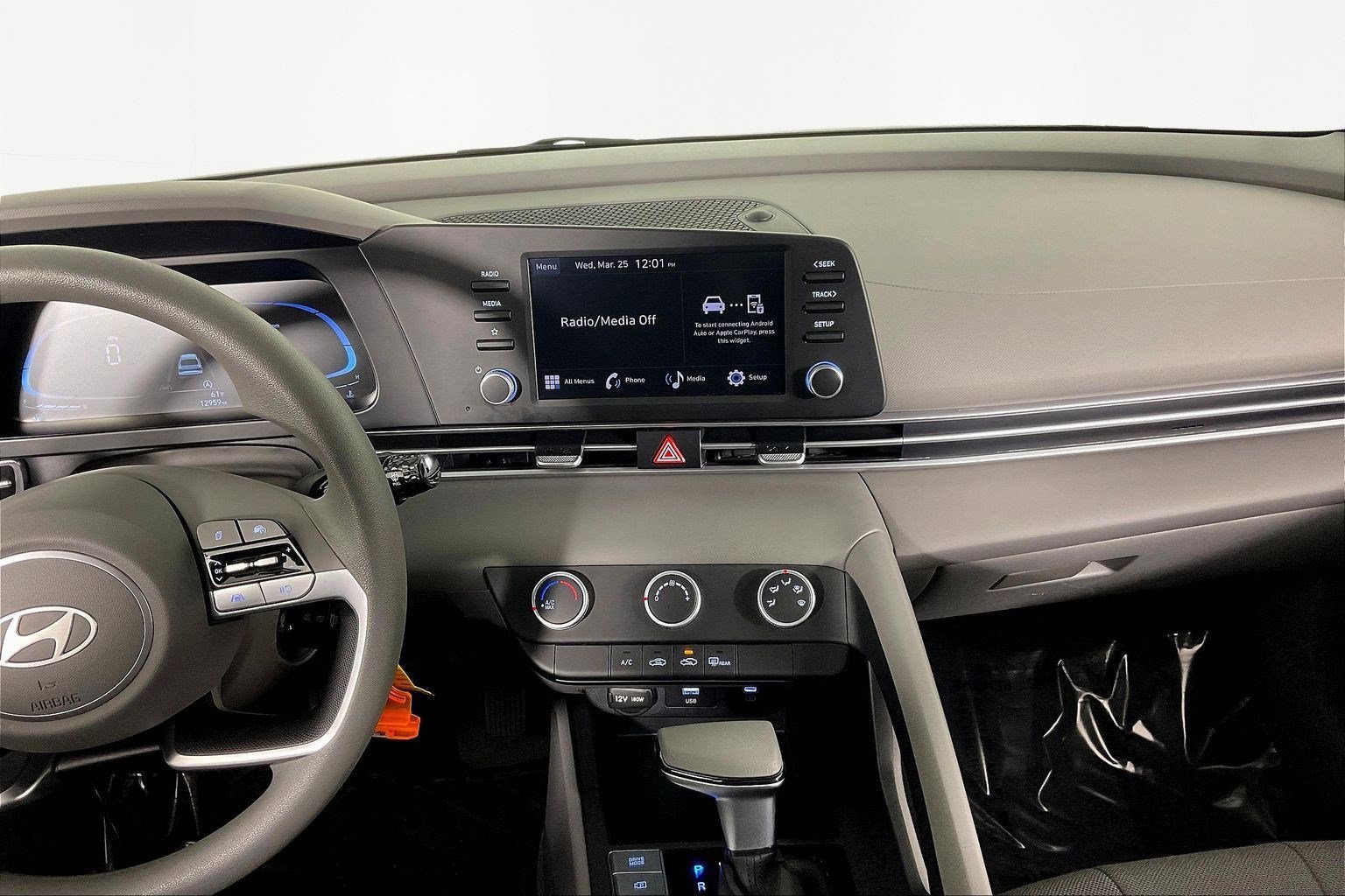 Used 2025 Hyundai Elantra SE image 9