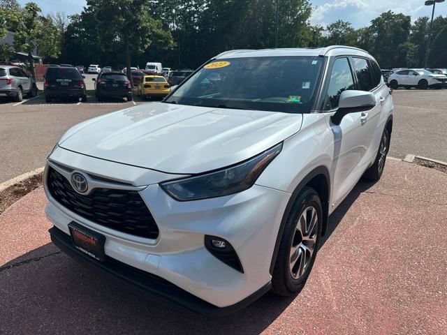 Used 2022 Toyota Highlander XLE image 1