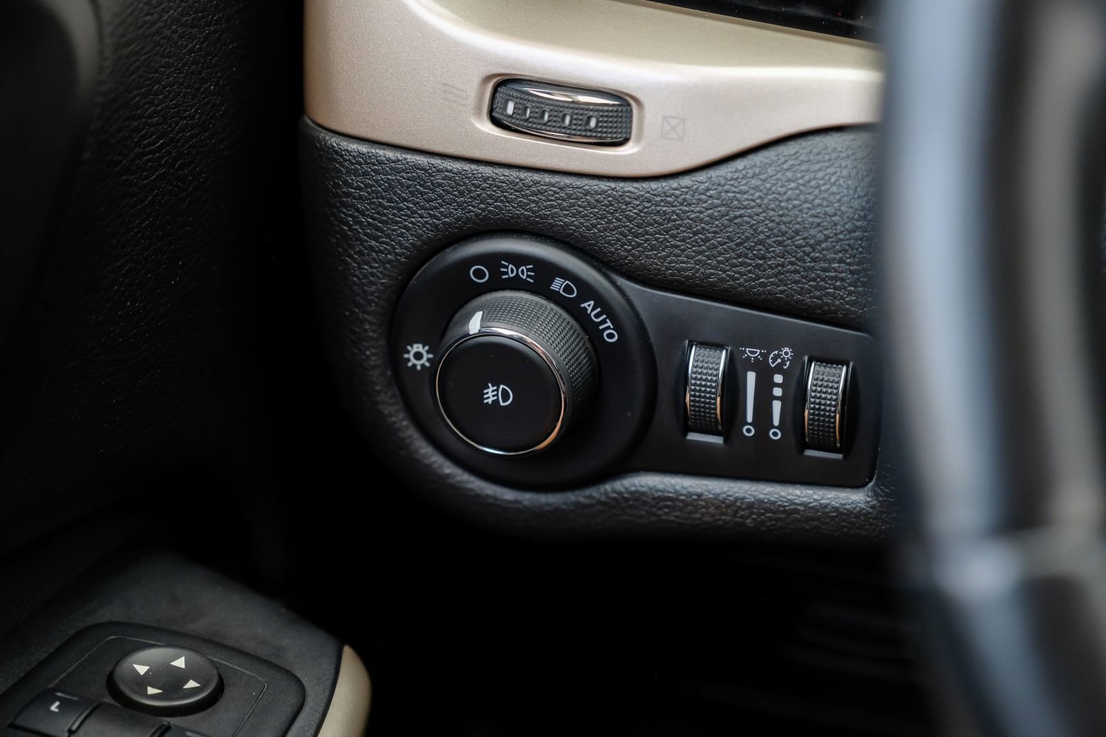 Used 2017 Jeep Cherokee Latitude w/ Safety/Convenience Group image 31