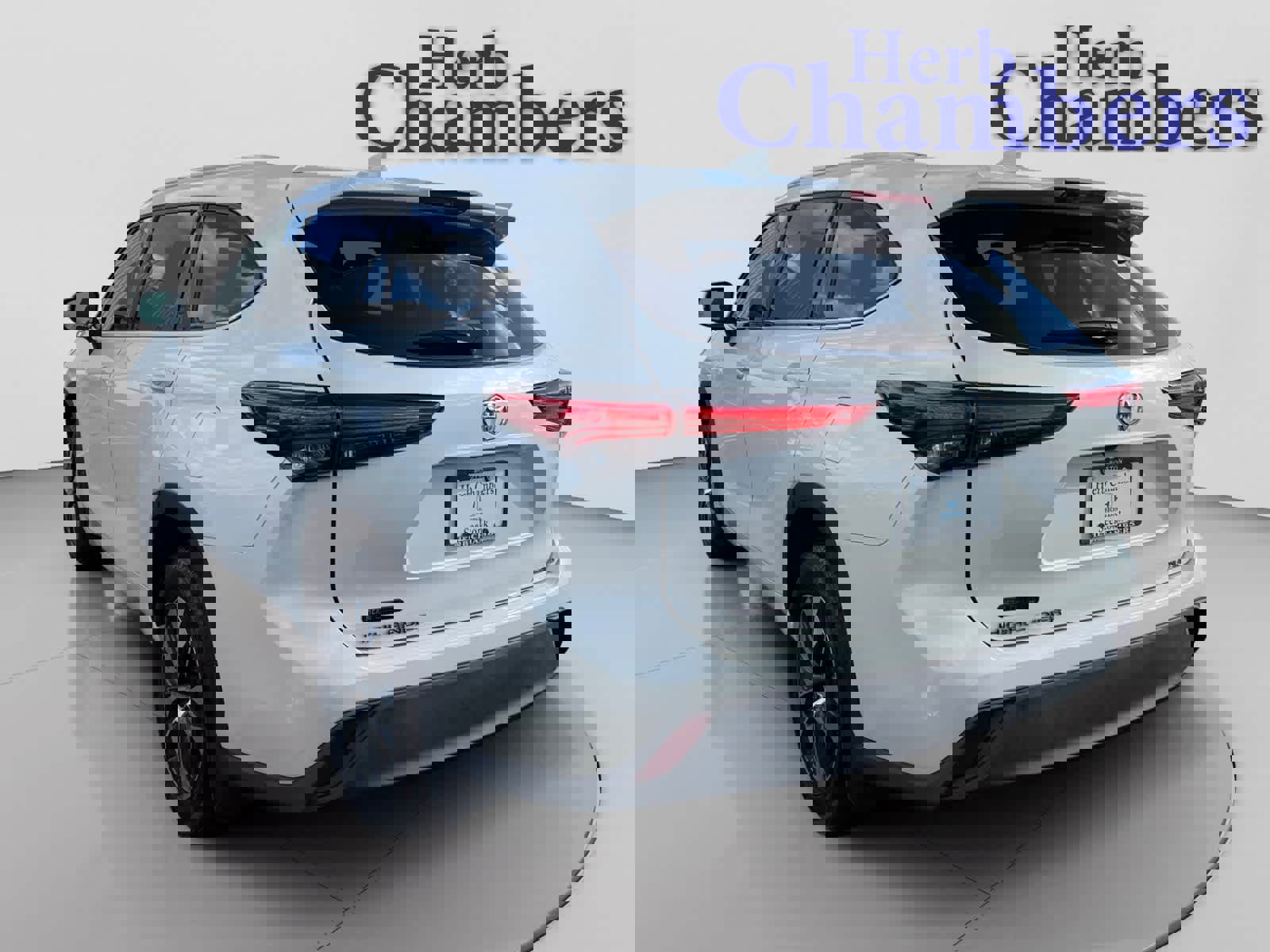 Used 2021 Toyota Highlander XLE image 3