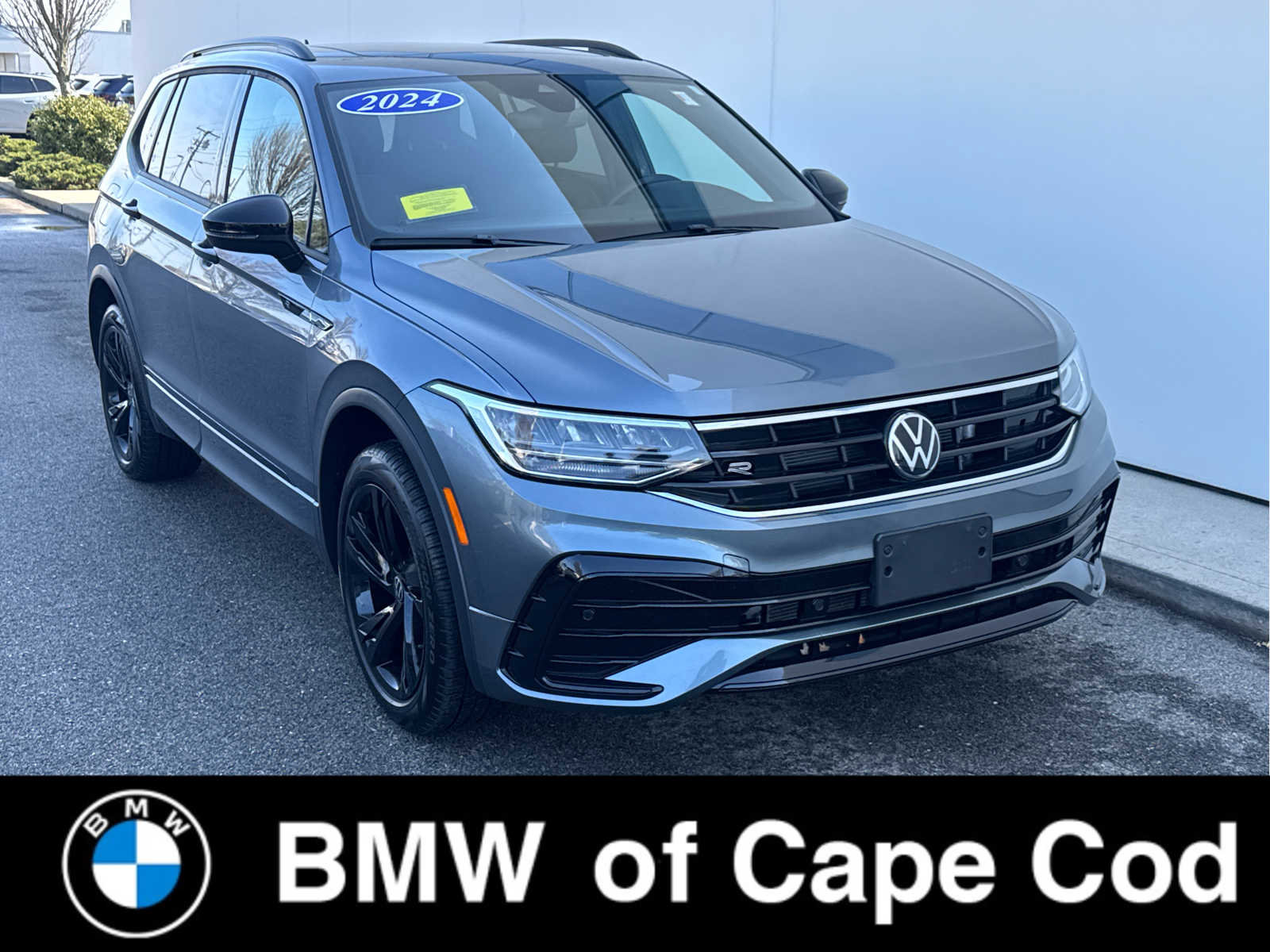 Used 2024 Volkswagen Tiguan SE R-Line image 1