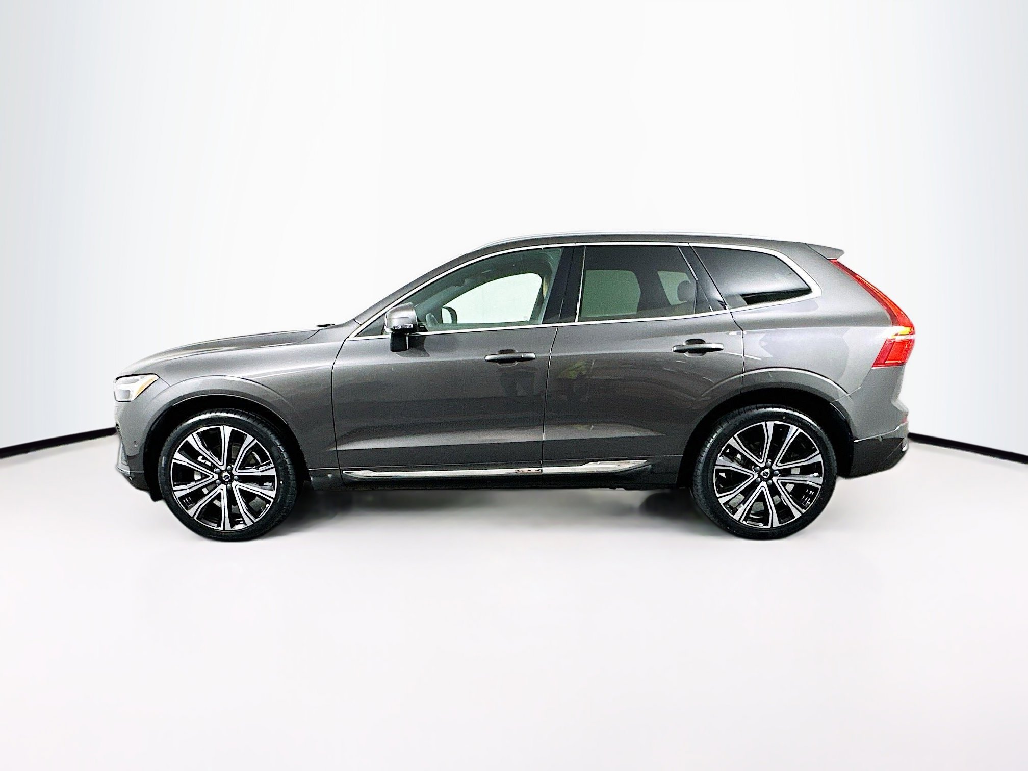 Used 2023 Volvo XC60 B5 Ultimate w/ Climate Package image 4