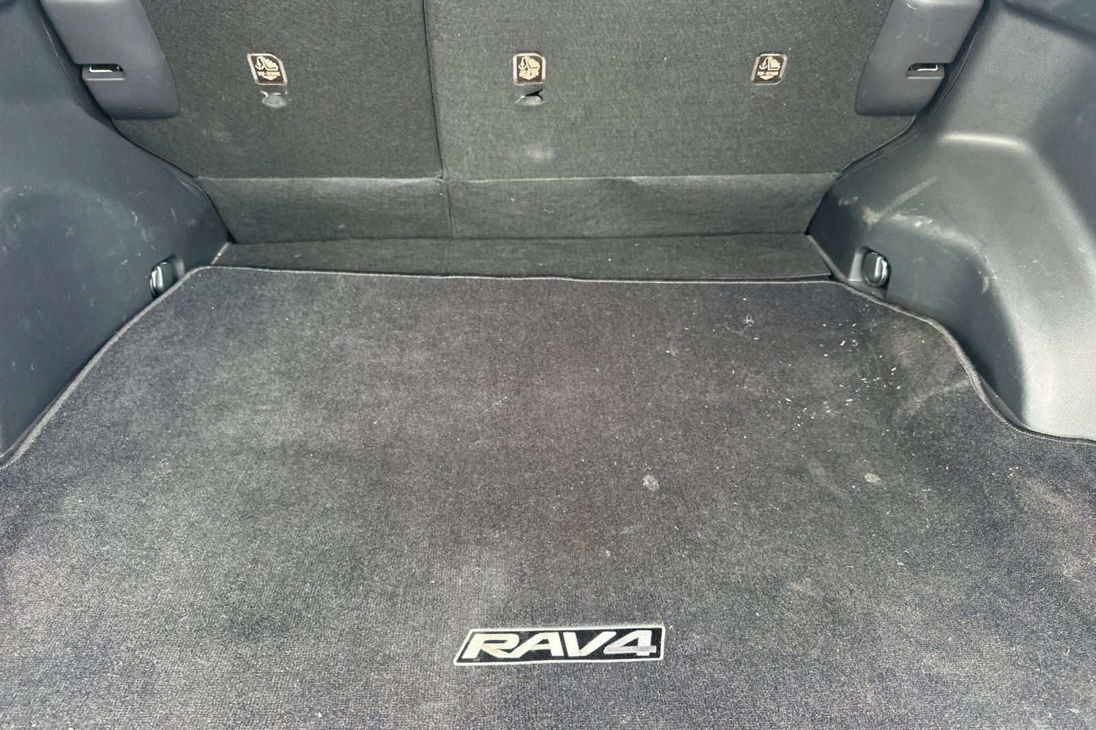 Used 2020 Toyota RAV4 LE w/ Carpet Mat Package FWD image 17