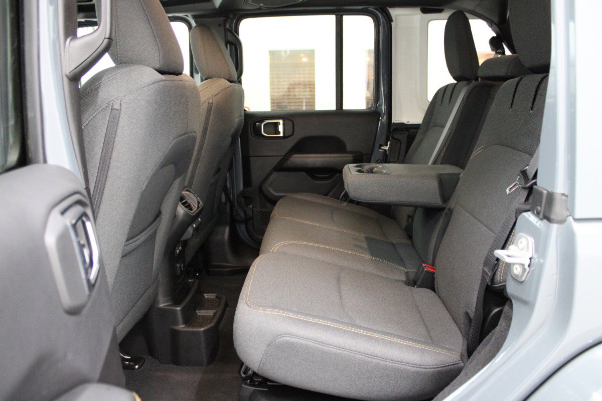 Used 2025 Jeep Wrangler Unlimited Sahara w/ Safety Group image 8