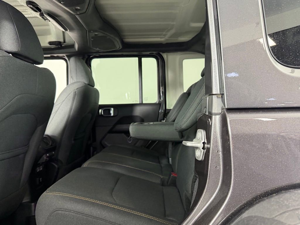 Used 2025 Jeep Wrangler Unlimited Sahara image 22